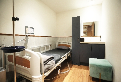 5階は入院室のフロア。付き添いの方と一緒に宿泊できる部屋やVIP用入院室も。